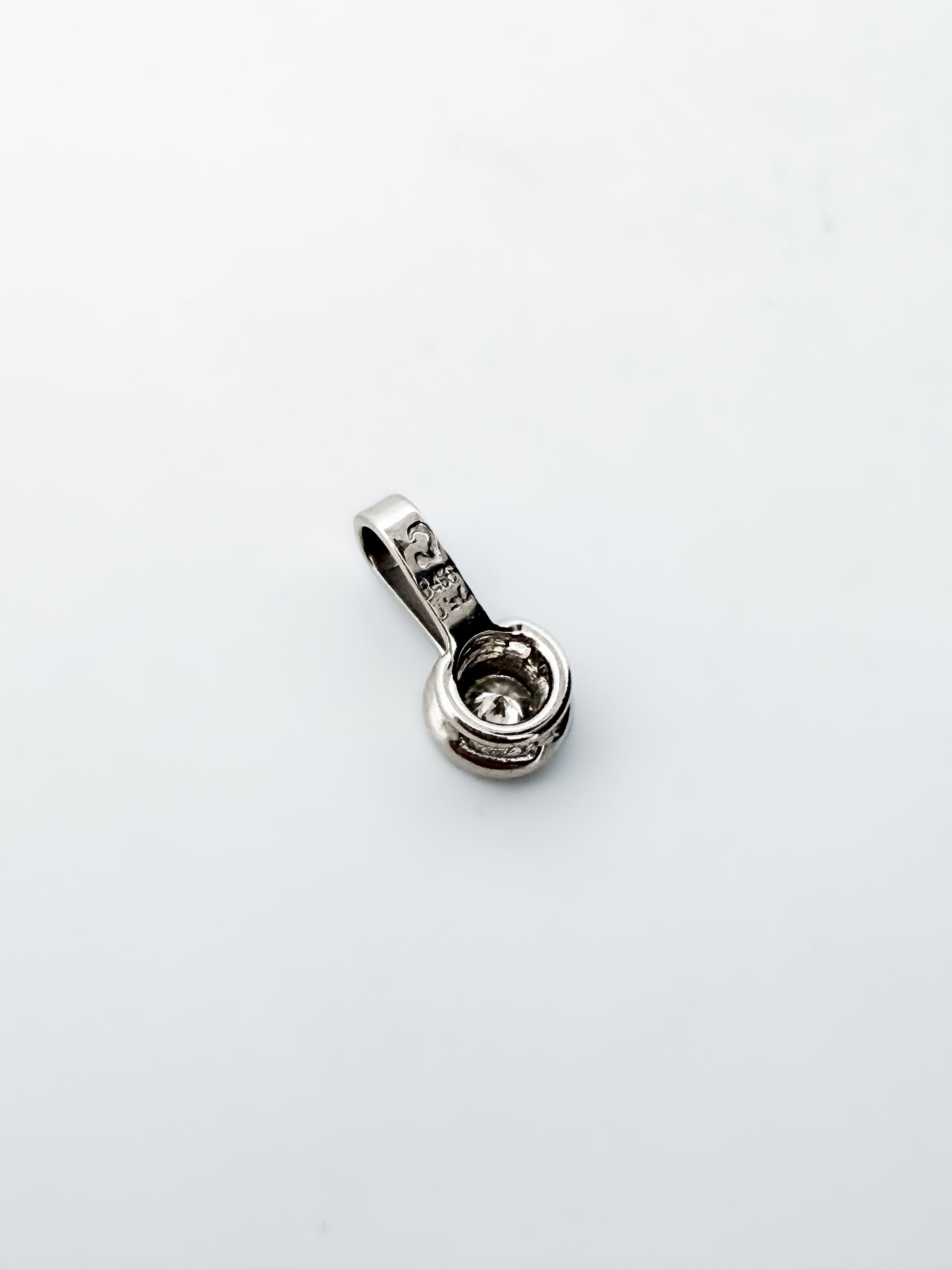 Colgante realizado en oro blanco de 18kt con diamante talla brillante con engaste chatón. Joyas de segunda mano baratas. Ian'Or.


