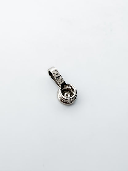 Colgante realizado en oro blanco de 18kt con diamante talla brillante con engaste chatón. Joyas de segunda mano baratas. Ian'Or.

