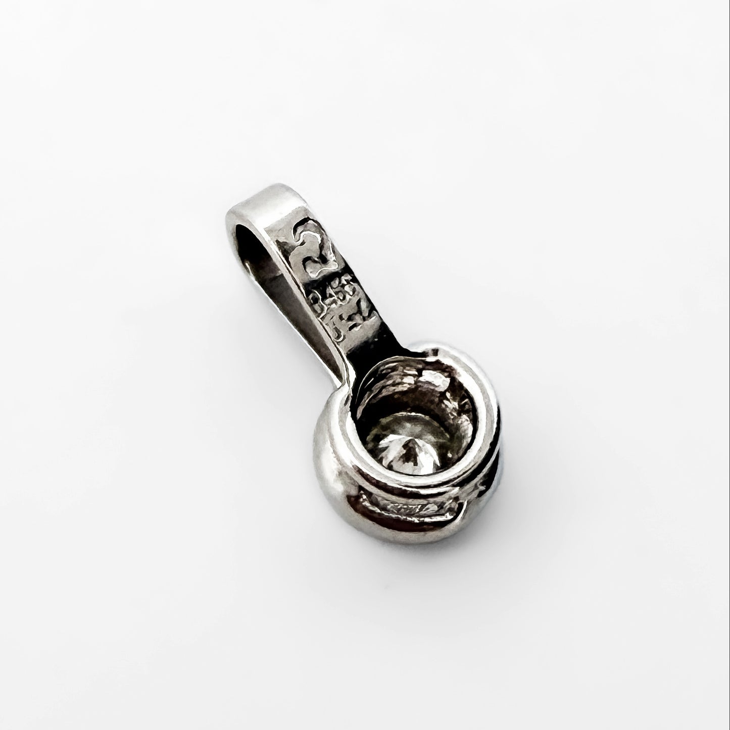 Colgante oro blanco de 18kt y diamante con engaste chatón - 18367P