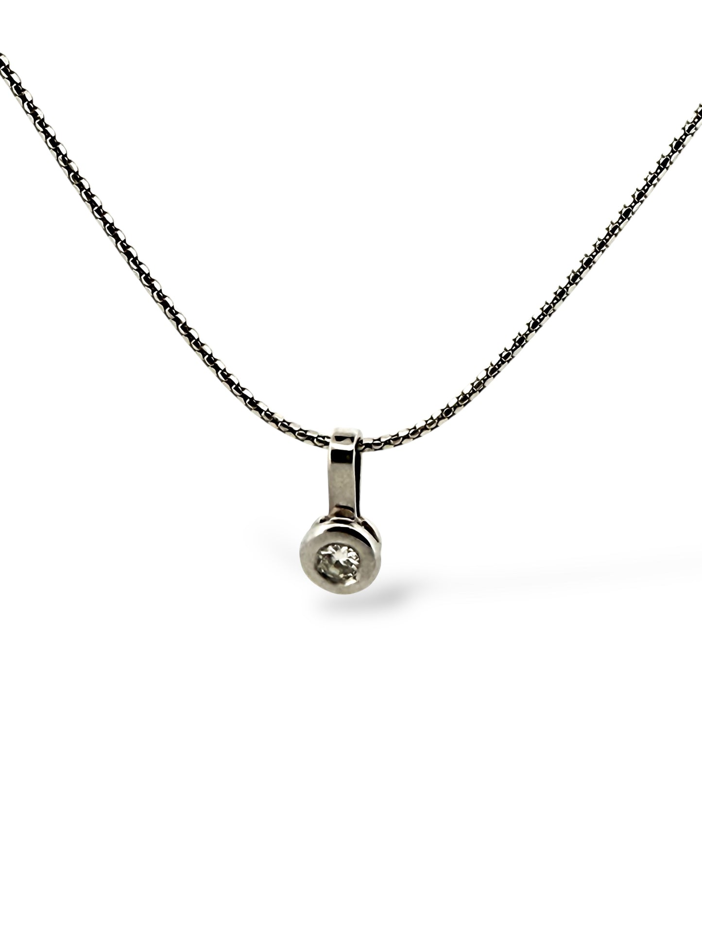 Colgante realizado en oro blanco de 18kt con diamante talla brillante con engaste chatón. Joyas de segunda mano baratas. Ian'Or.

