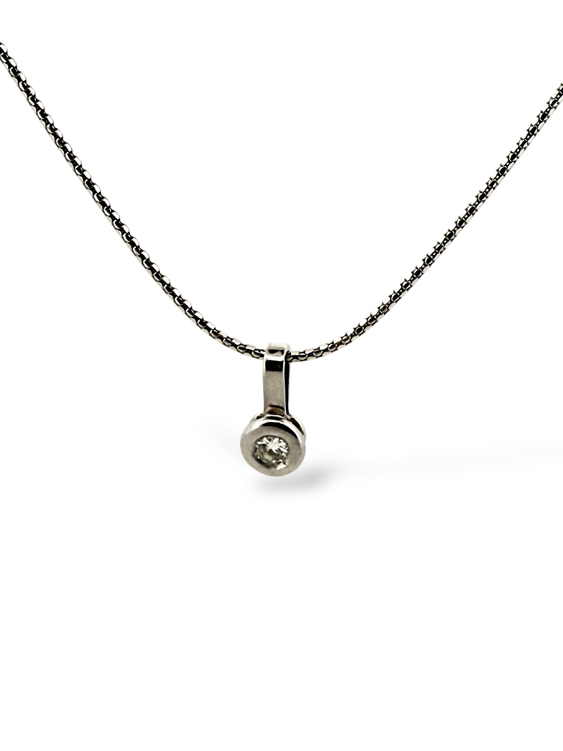 Colgante realizado en oro blanco de 18kt con diamante talla brillante con engaste chatón. Joyas de segunda mano baratas. Ian'Or.

