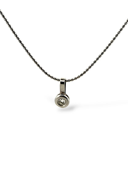 Colgante realizado en oro blanco de 18kt con diamante talla brillante con engaste chatón. Joyas de segunda mano baratas. Ian'Or.

