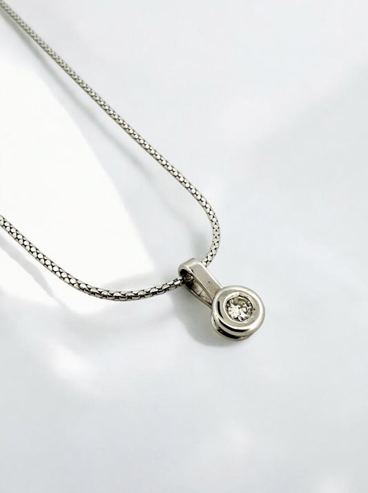 Colgante realizado en oro blanco de 18kt con diamante talla brillante con engaste chatón. Joyas de segunda mano baratas. Ian'Or.
