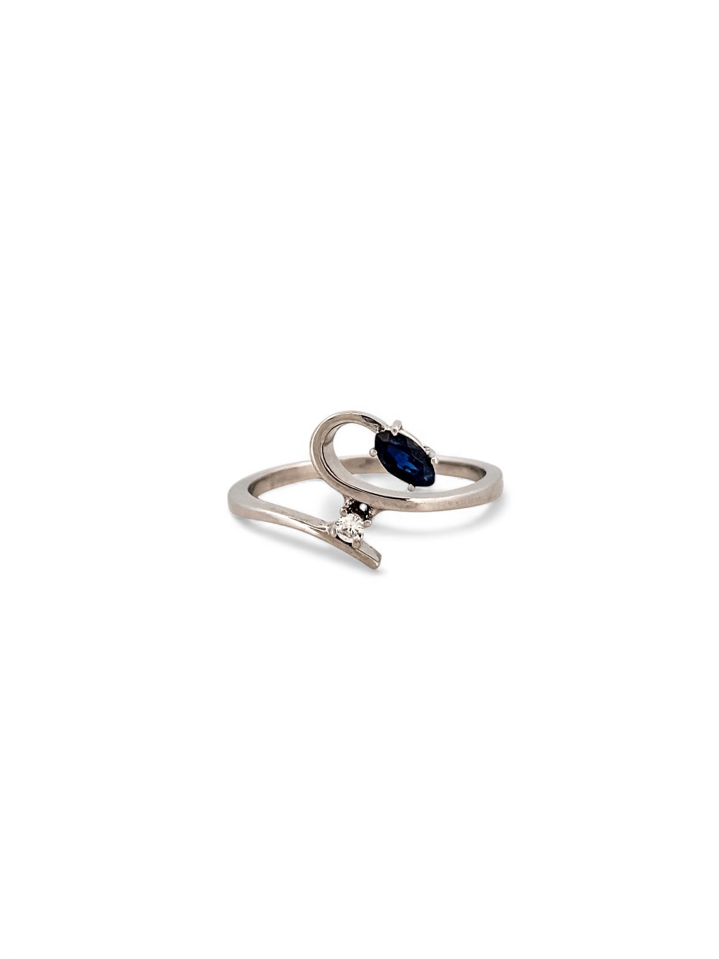 Sortija de oro blanco 18kt con 1 diamante talla brillante y 1 zafiro talla maquise. Joyas de segunda mano al mejor precio