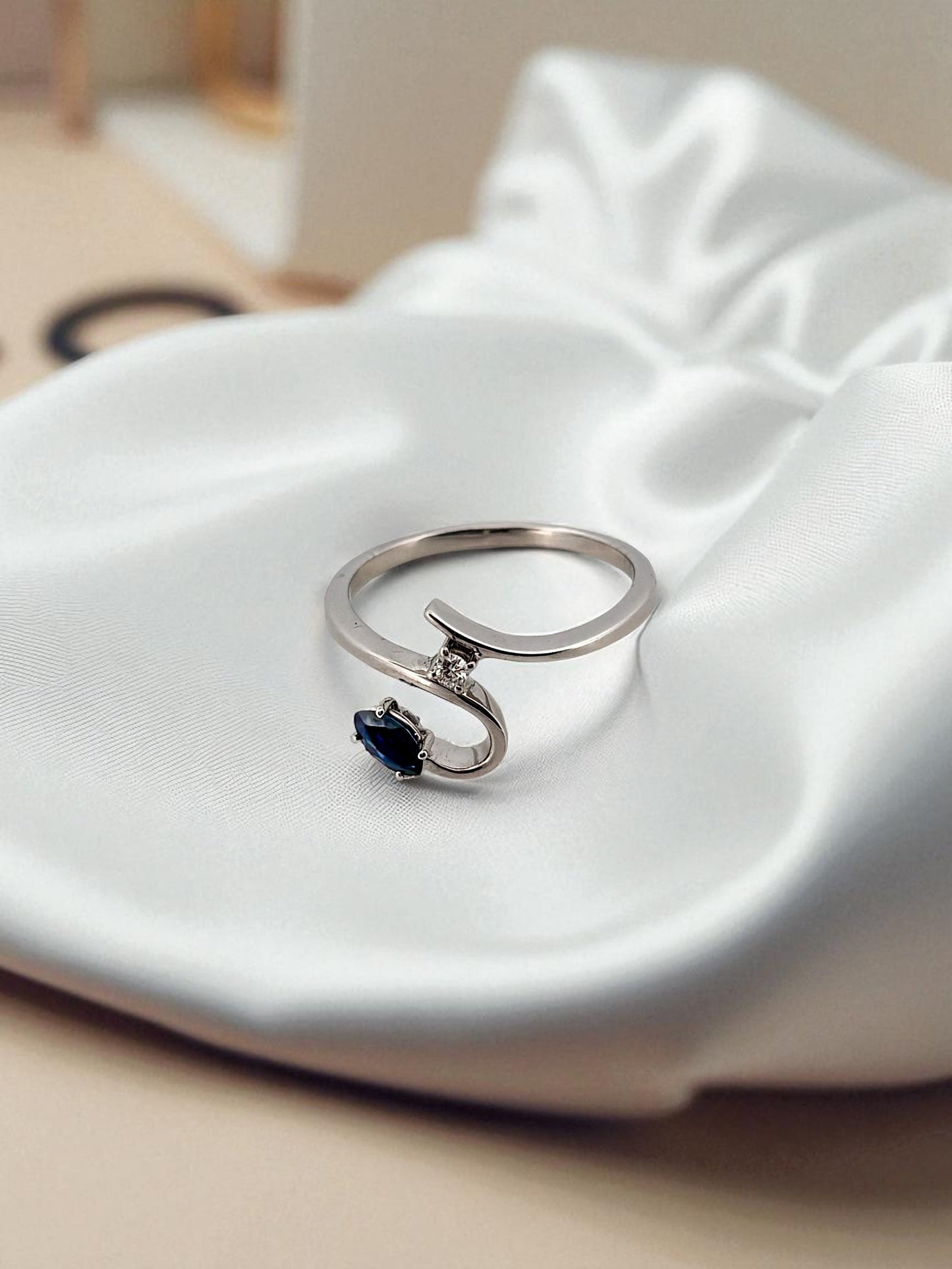 Sortija de oro blanco 18kt con 1 diamante talla brillante y 1 zafiro talla maquise. Joyas de segunda mano al mejor precio