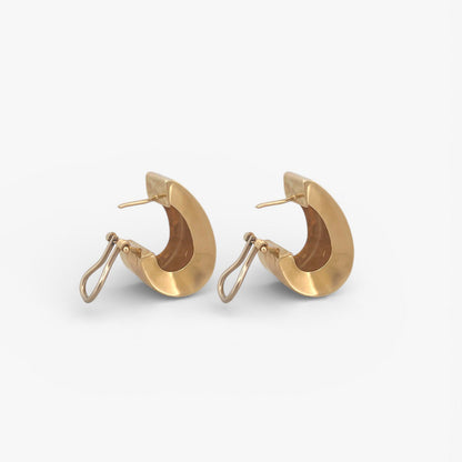 Comprar pendientes aro gruesos realizados en oro amarillo de 18kt con grabado. Estos pendientes disponen de cierre tipo omega. Envío GRATIS.
