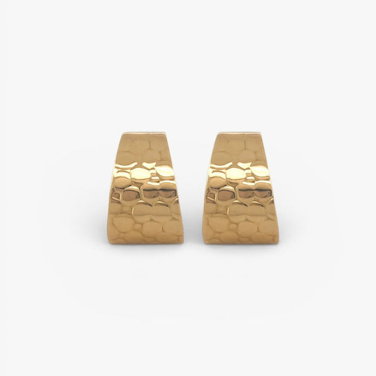 Comprar pendientes aro gruesos realizados en oro amarillo de 18kt con grabado. Estos pendientes disponen de cierre tipo omega. Envío GRATIS.