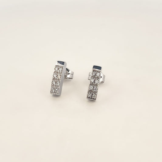 Comprar pendientes rectangulares de oro blanco de 18kt con 8 diamantes en cada pendiente. Cierre tipo presión. Joyas segunda mano. Joyas restauradas. Ian'Or.