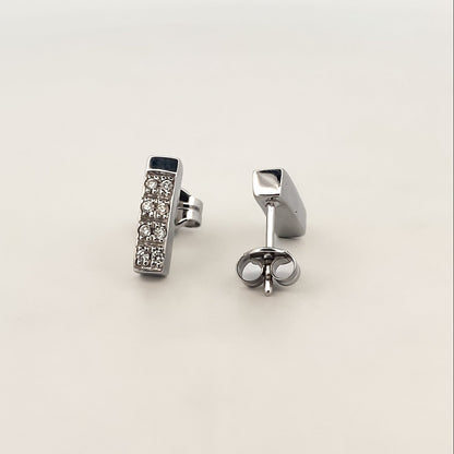 Comprar pendientes rectangulares de oro blanco de 18kt con 8 diamantes en cada pendiente. Cierre tipo presión. Joyas segunda mano. Joyas restauradas. Ian'Or.