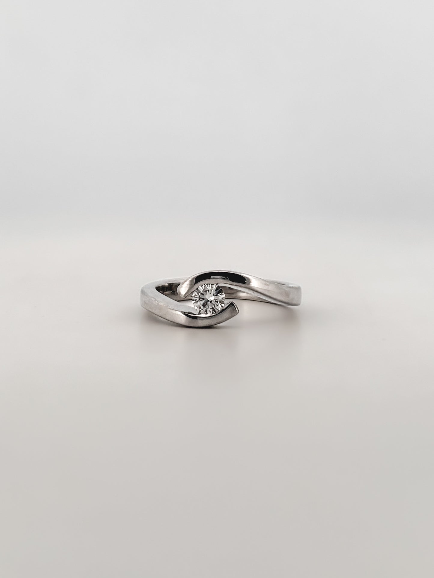 Comprar solitario realizado en oro blanco de 18kt y diamante talla brillante engastado en dos brazos. Joyería compro oro Ian'Or. Envío GRATIS.
