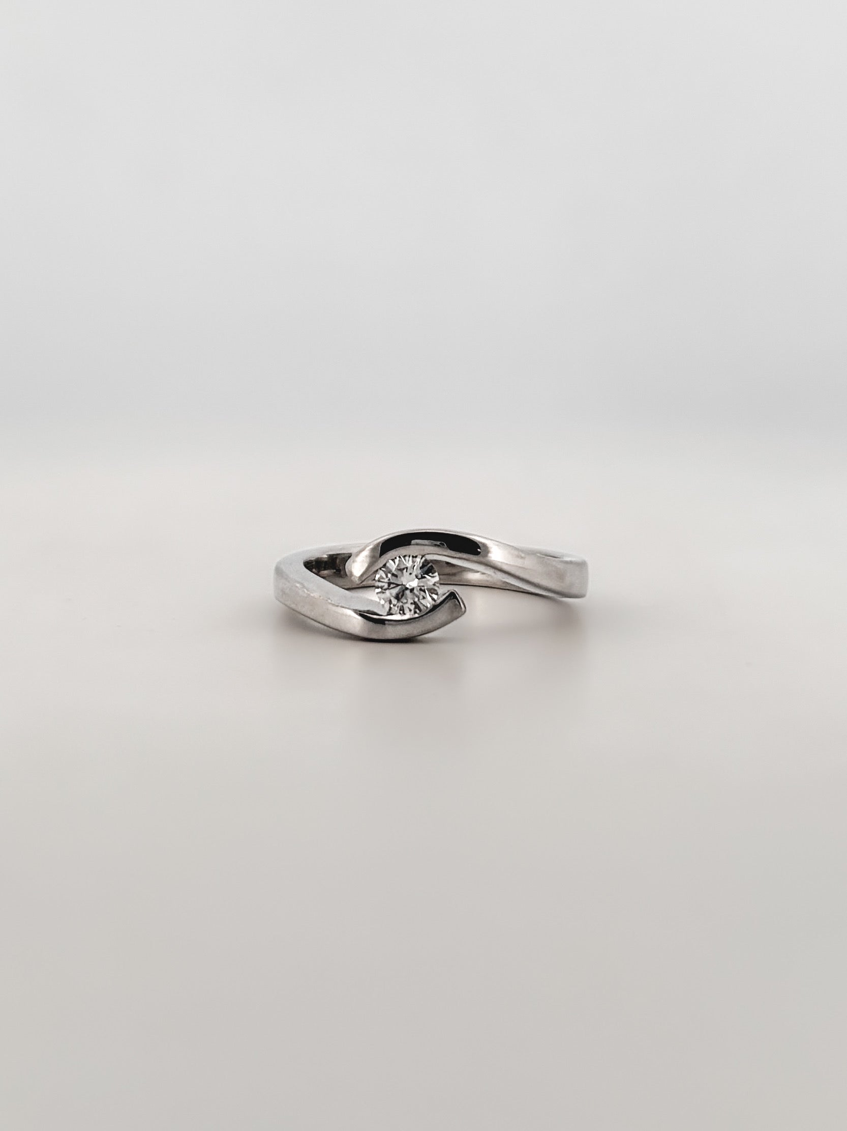 Comprar solitario realizado en oro blanco de 18kt y diamante talla brillante engastado en dos brazos. Joyería compro oro Ian'Or. Envío GRATIS.