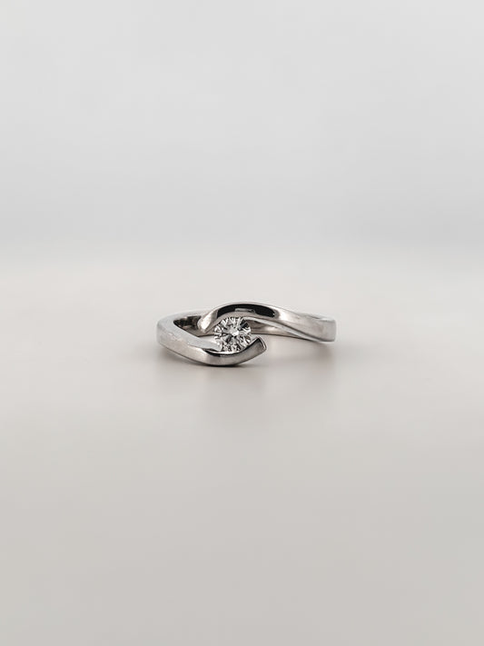 Comprar solitario realizado en oro blanco de 18kt y diamante talla brillante engastado en dos brazos. Joyería compro oro Ian'Or. Envío GRATIS.