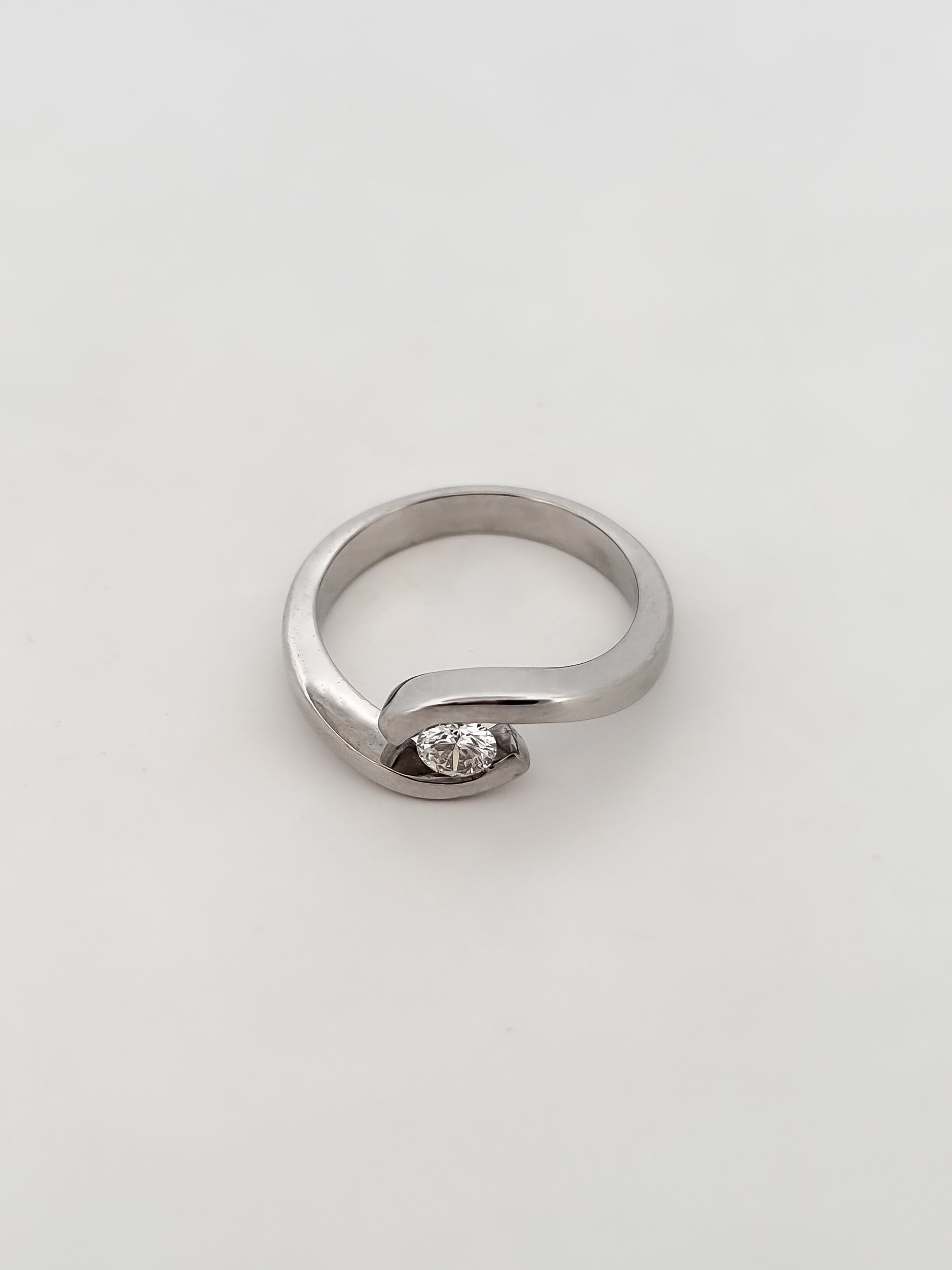 Comprar solitario realizado en oro blanco de 18kt y diamante talla brillante engastado en dos brazos. Joyería compro oro Ian'Or. Envío GRATIS.