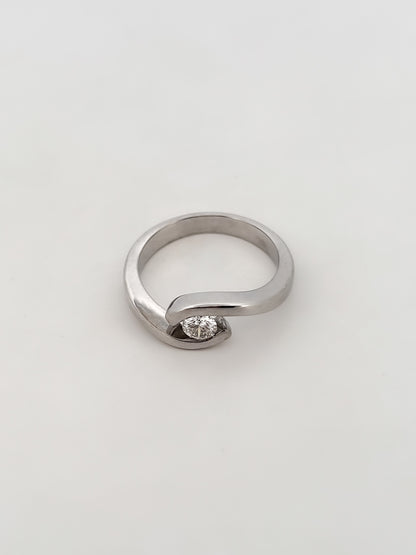 Comprar solitario realizado en oro blanco de 18kt y diamante talla brillante engastado en dos brazos. Joyería compro oro Ian'Or. Envío GRATIS.