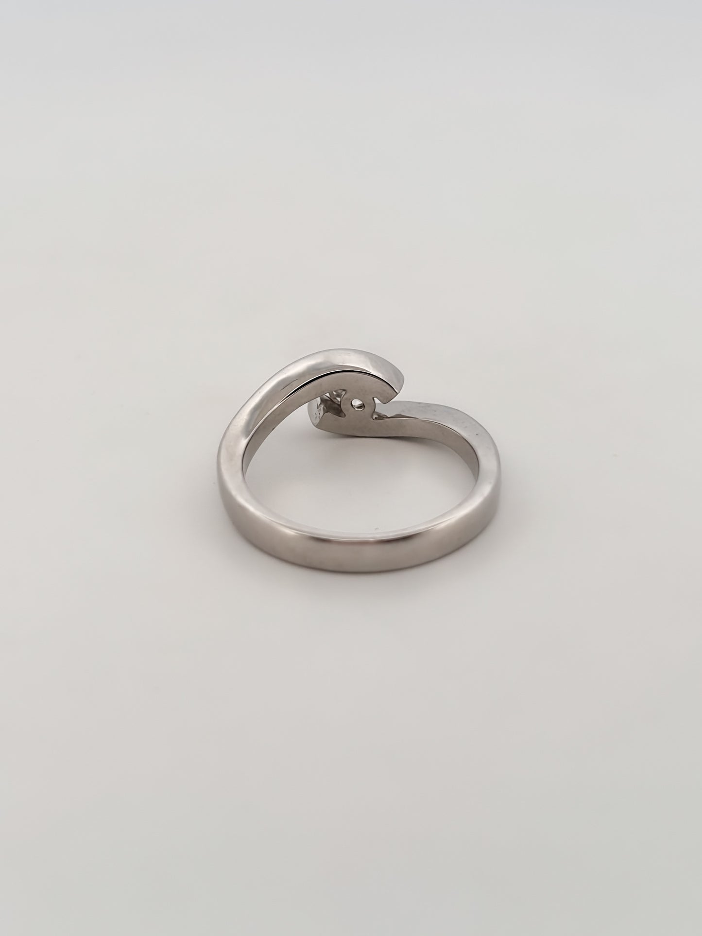 Comprar solitario realizado en oro blanco de 18kt y diamante talla brillante engastado en dos brazos. Joyería compro oro Ian'Or. Envío GRATIS.