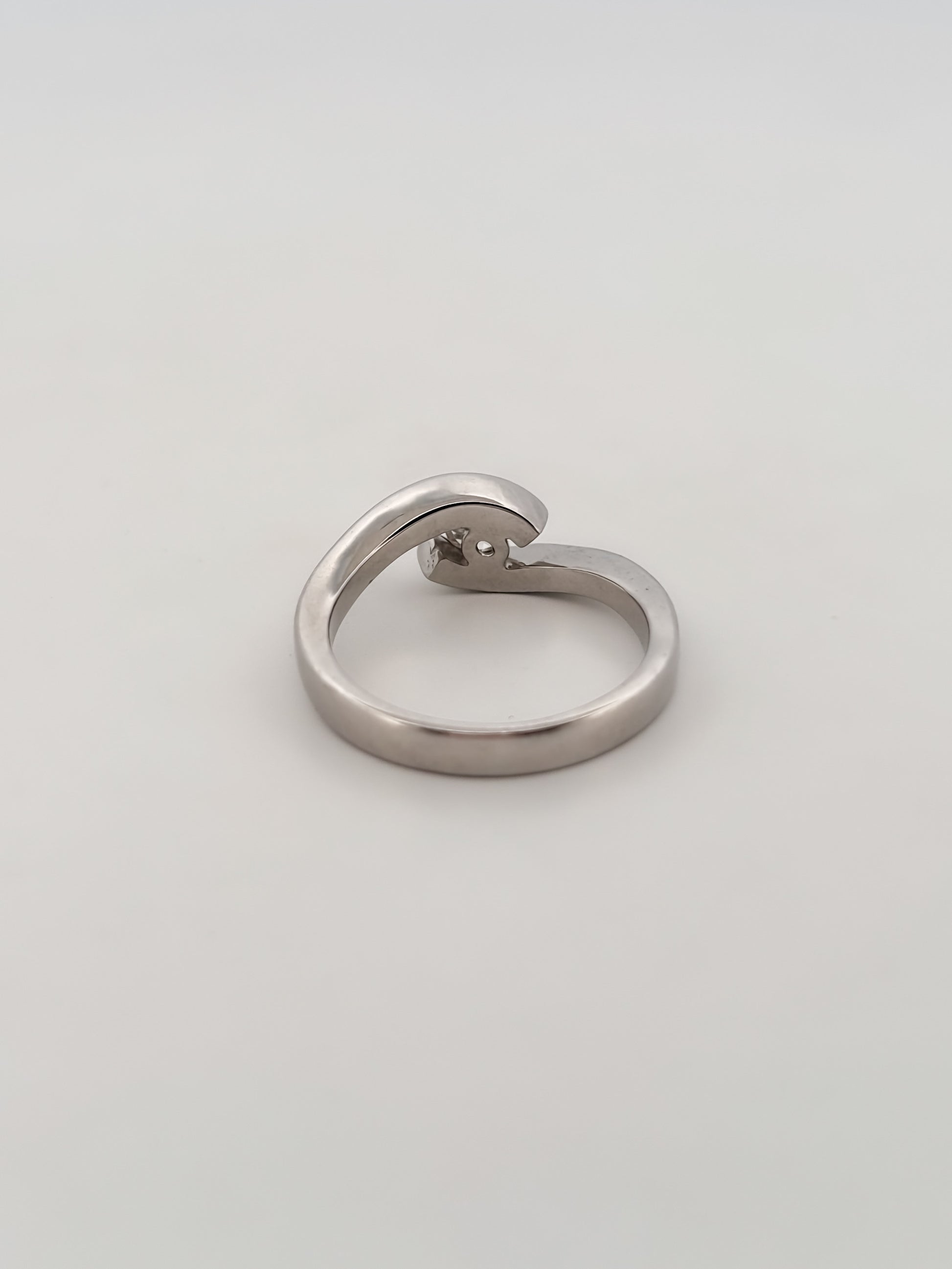 Comprar solitario realizado en oro blanco de 18kt y diamante talla brillante engastado en dos brazos. Joyería compro oro Ian'Or. Envío GRATIS.