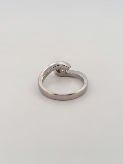 Comprar solitario realizado en oro blanco de 18kt y diamante talla brillante engastado en dos brazos. Joyería compro oro Ian'Or. Envío GRATIS.