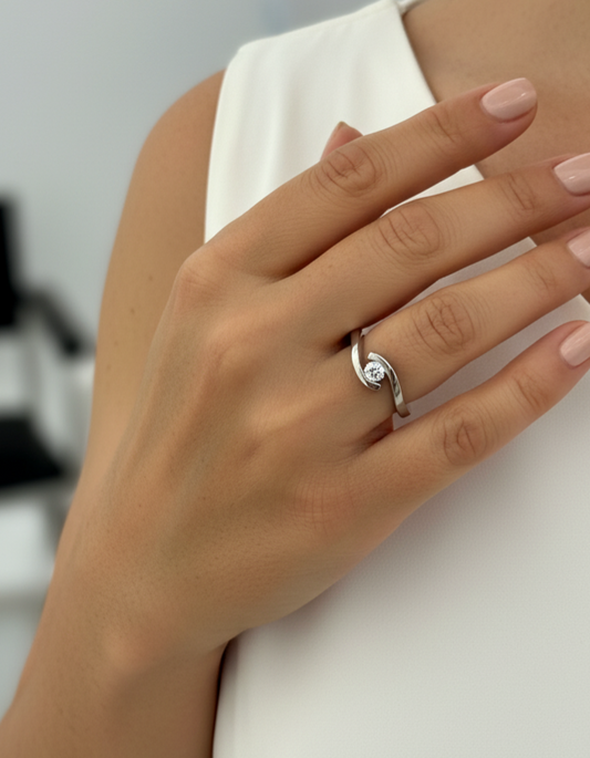 Comprar solitario realizado en oro blanco de 18kt y diamante talla brillante engastado en dos brazos. Joyería compro oro Ian'Or. Envío GRATIS.

