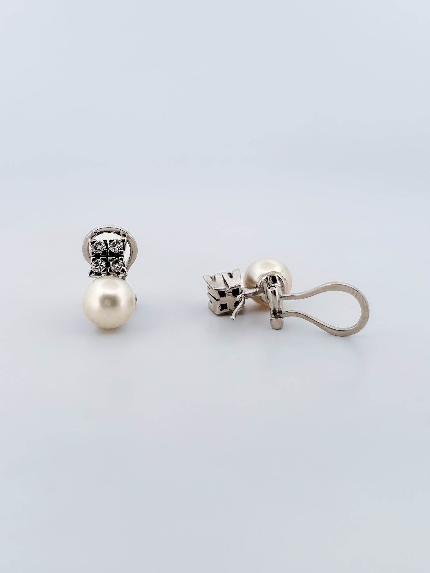 Comprar pendientes tu y yo de oro blanco de 18kt con diamantes talla brillante y perla. Cierre Omega. Comprar pendientes tu y yo al mejor precio en barcelona. 