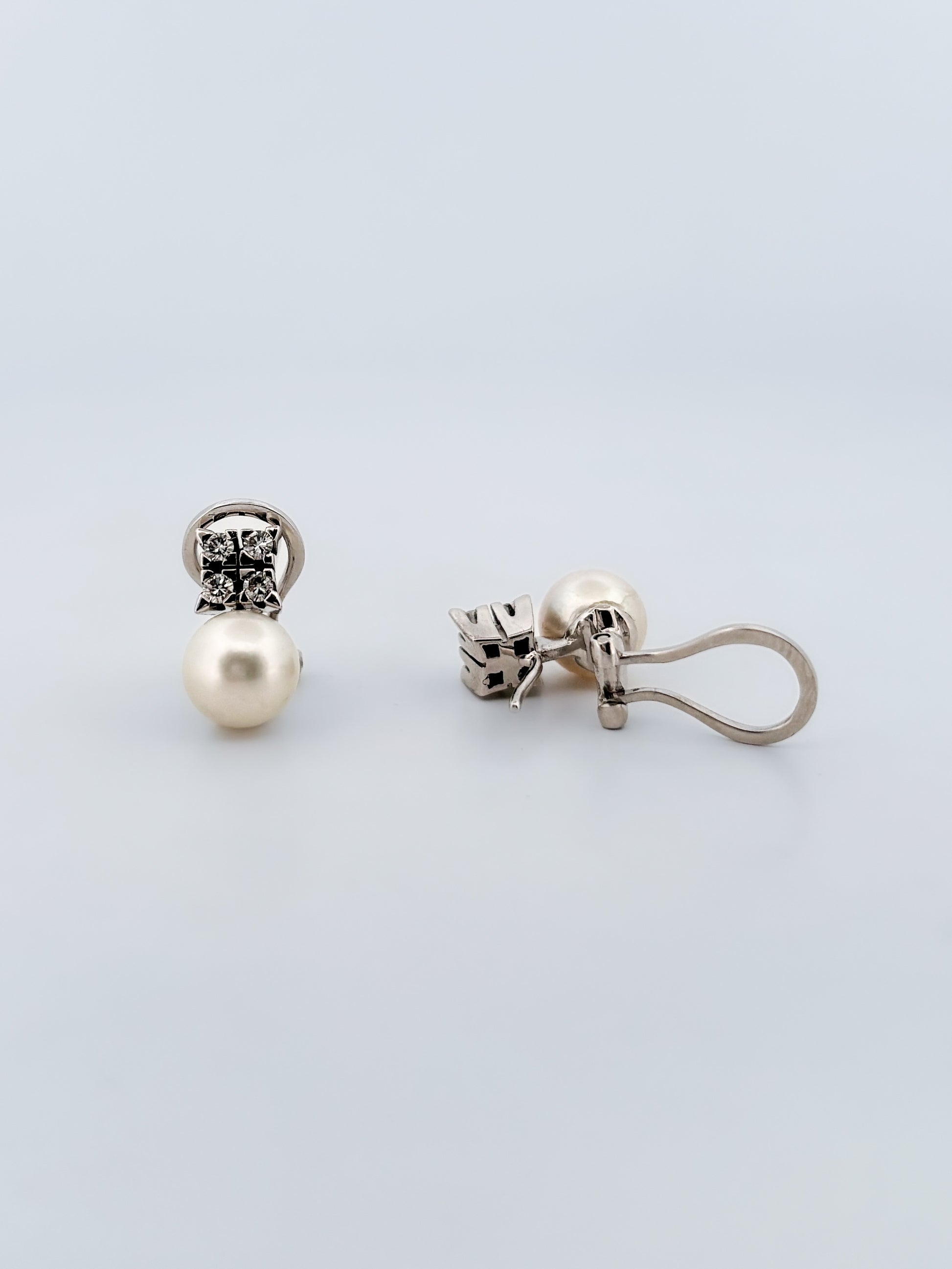 Comprar pendientes tu y yo de oro blanco de 18kt con diamantes talla brillante y perla. Cierre Omega. Comprar pendientes tu y yo al mejor precio en barcelona. 