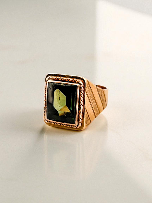 Anillo tipo sello rectangular realizado en oro amarillo de 18kt con piedra natural verde.SEllos de oro 18kt egunda mano. Joyería Ian'Or.
