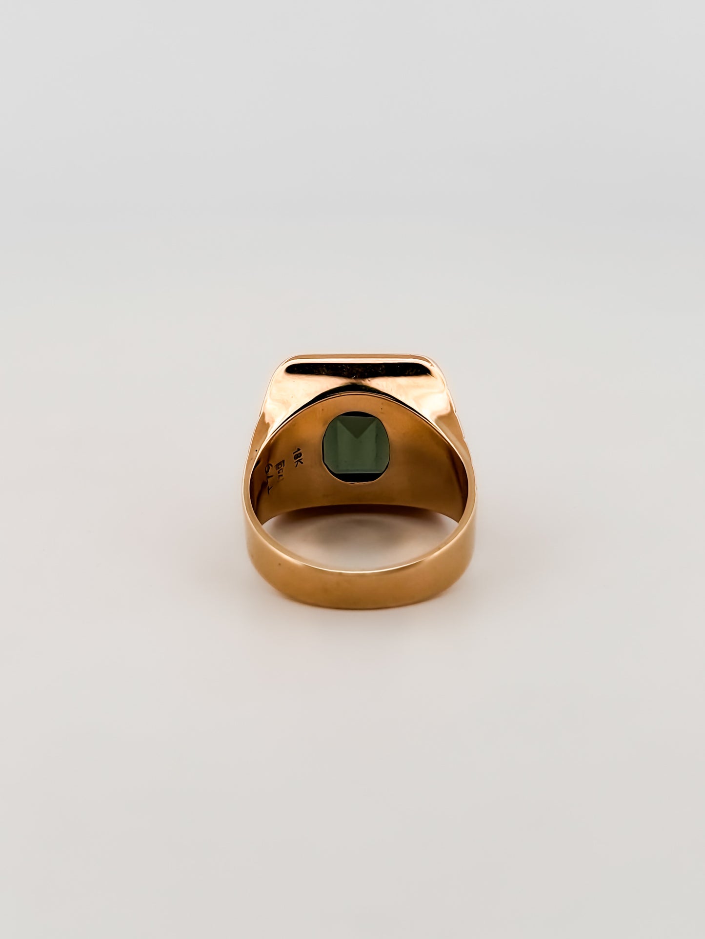 Anillo tipo sello rectangular realizado en oro amarillo de 18kt con piedra natural verde.SEllos de oro 18kt egunda mano. Joyería Ian'Or.