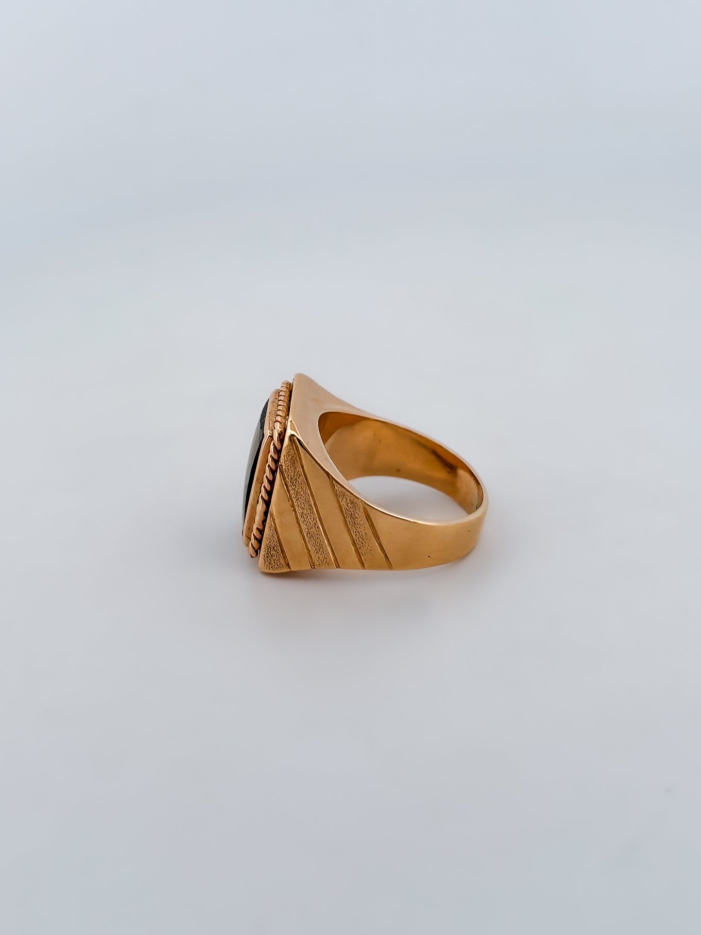 Anillo tipo sello rectangular realizado en oro amarillo de 18kt con piedra natural verde.SEllos de oro 18kt egunda mano. Joyería Ian'Or.
