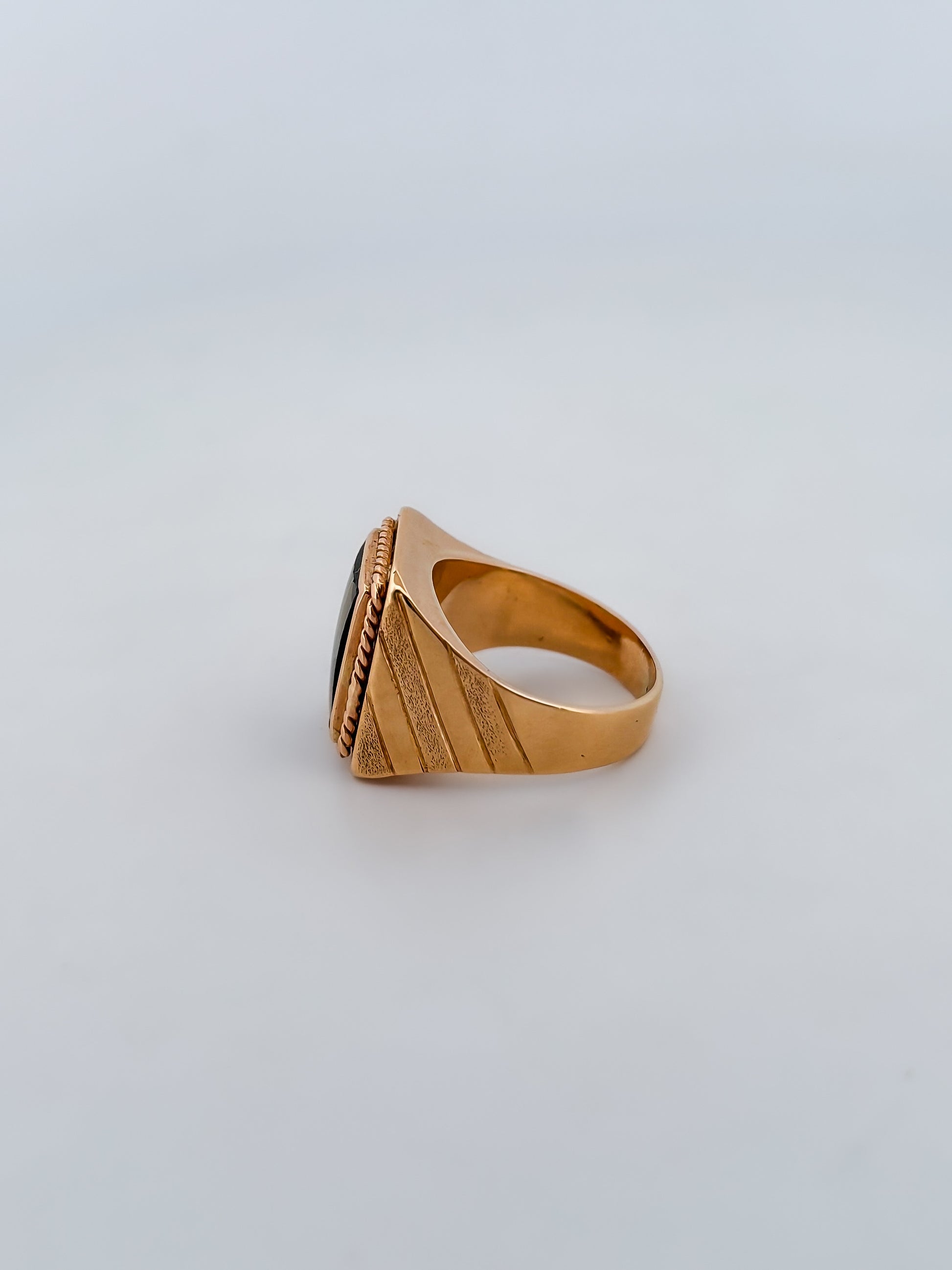 Anillo tipo sello rectangular realizado en oro amarillo de 18kt con piedra natural verde.SEllos de oro 18kt egunda mano. Joyería Ian'Or.