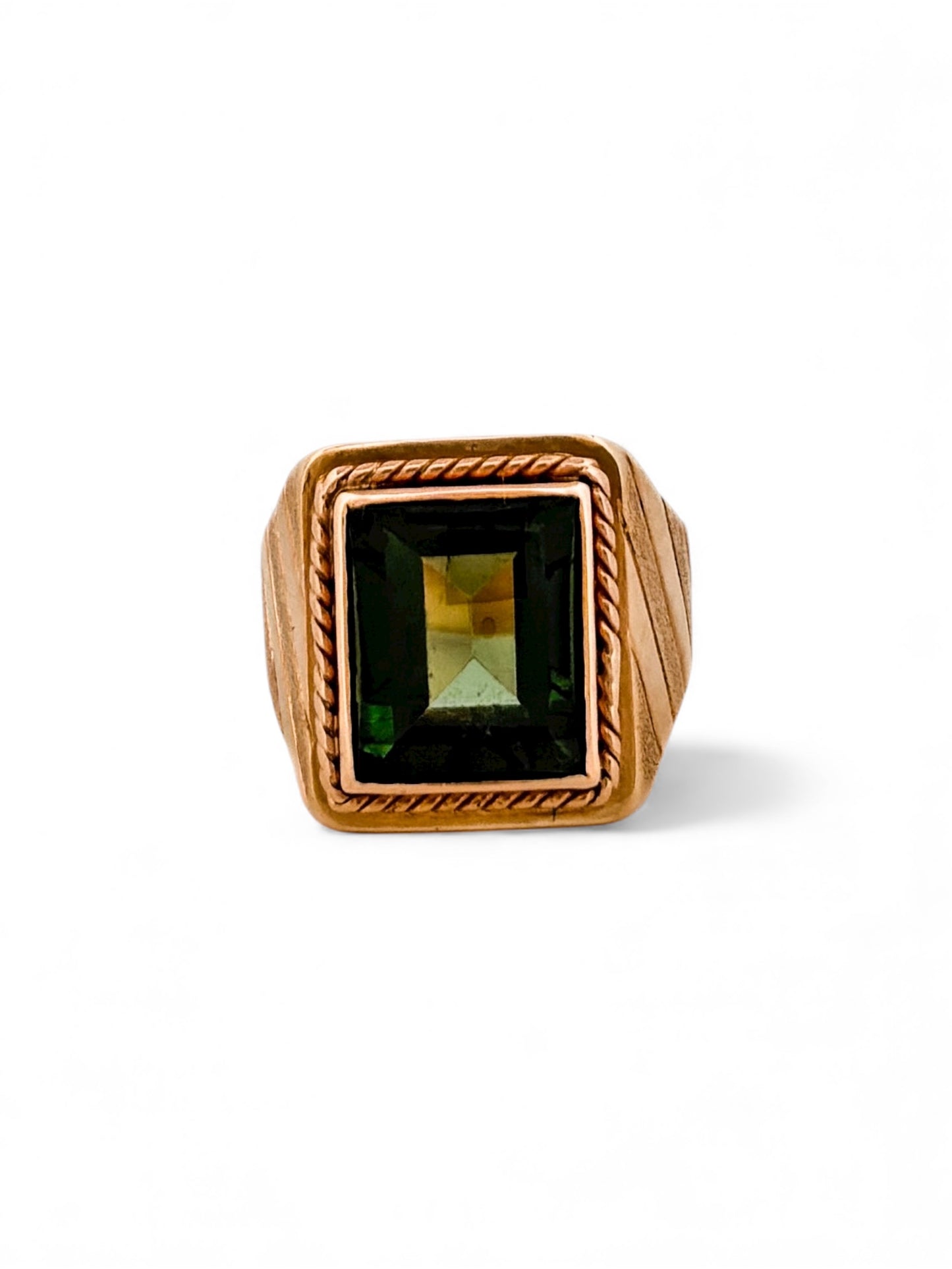 Anillo tipo sello rectangular realizado en oro amarillo de 18kt con piedra natural verde.SEllos de oro 18kt egunda mano. Joyería Ian'Or.