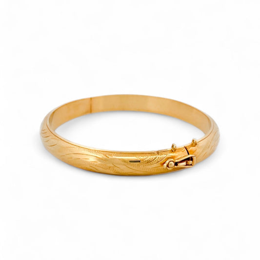 Comprar pulsera esclava con grabado en la parte de fuera y interior liso realizada en oro amarillo de 18kt. Cierre de cajón con un brazo de seguridad. Ian'Or.