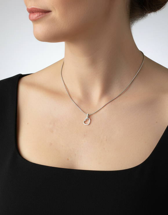 Comprar colgante corazón de oro blanco de 19kt y con balía de brilantes. Joyas corazón de oro al mejor precio.