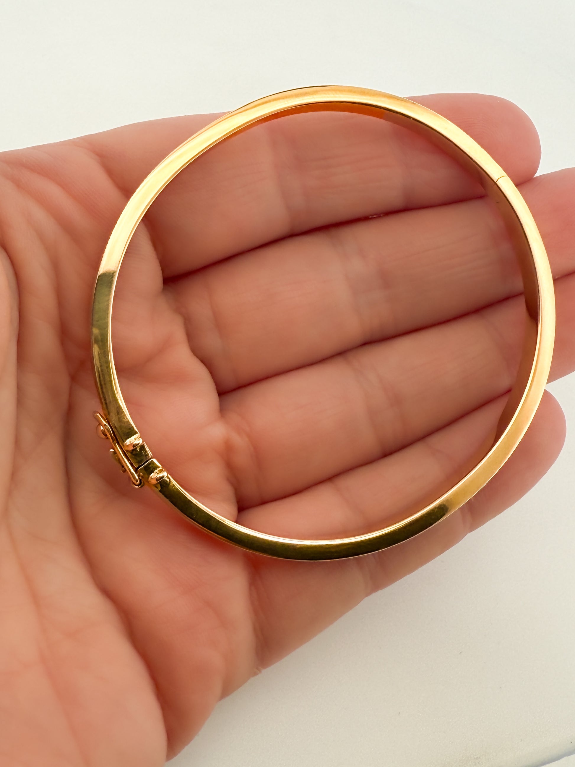 Comprar pulsera esclava de Oro amarillo de 18k con detalles grabados. Esclavas de oro al mejor precio. Joyería Ian'Or.