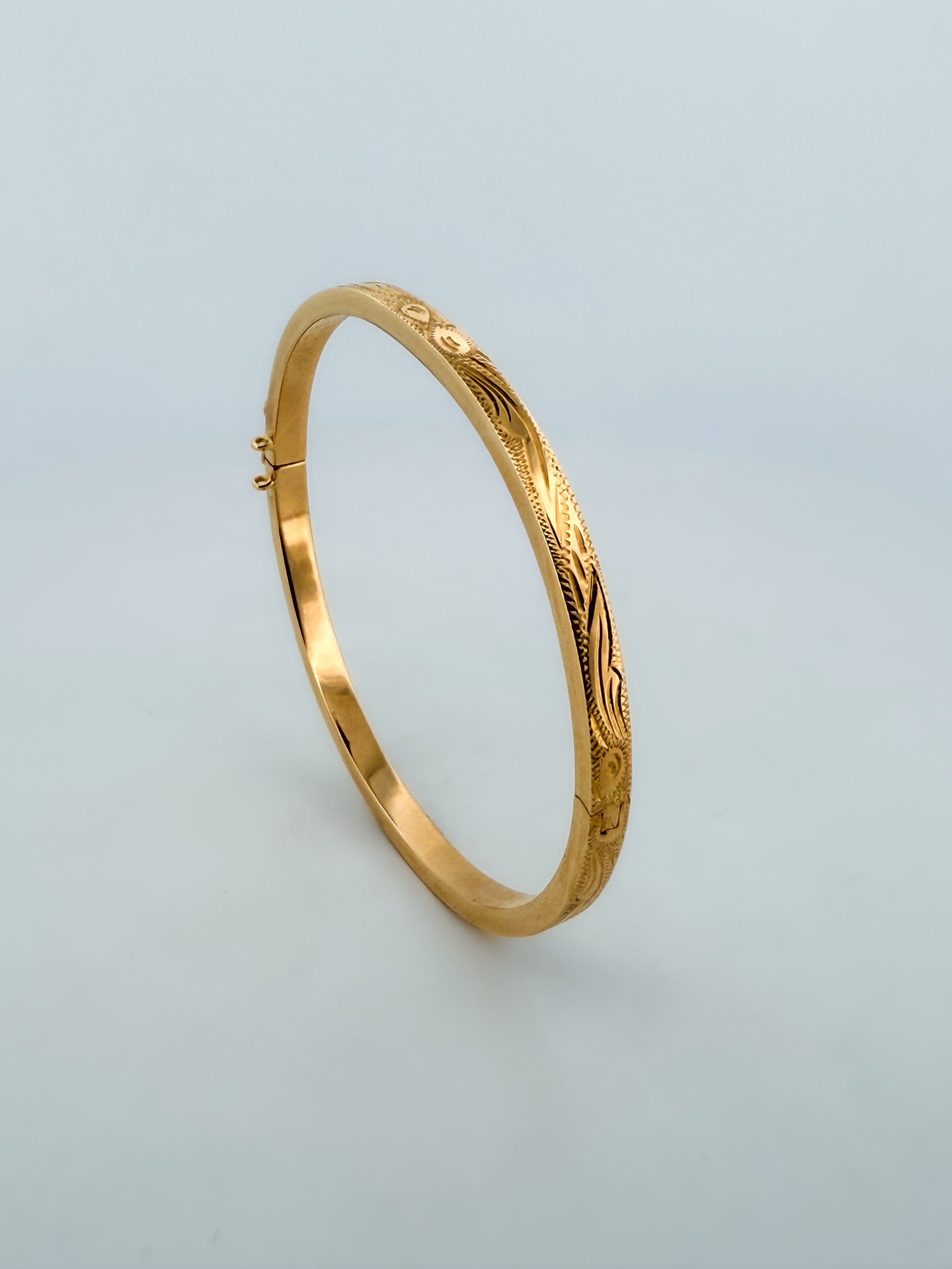 Comprar pulsera esclava de Oro amarillo de 18k con detalles grabados. Esclavas de oro al mejor precio. Joyería Ian'Or.