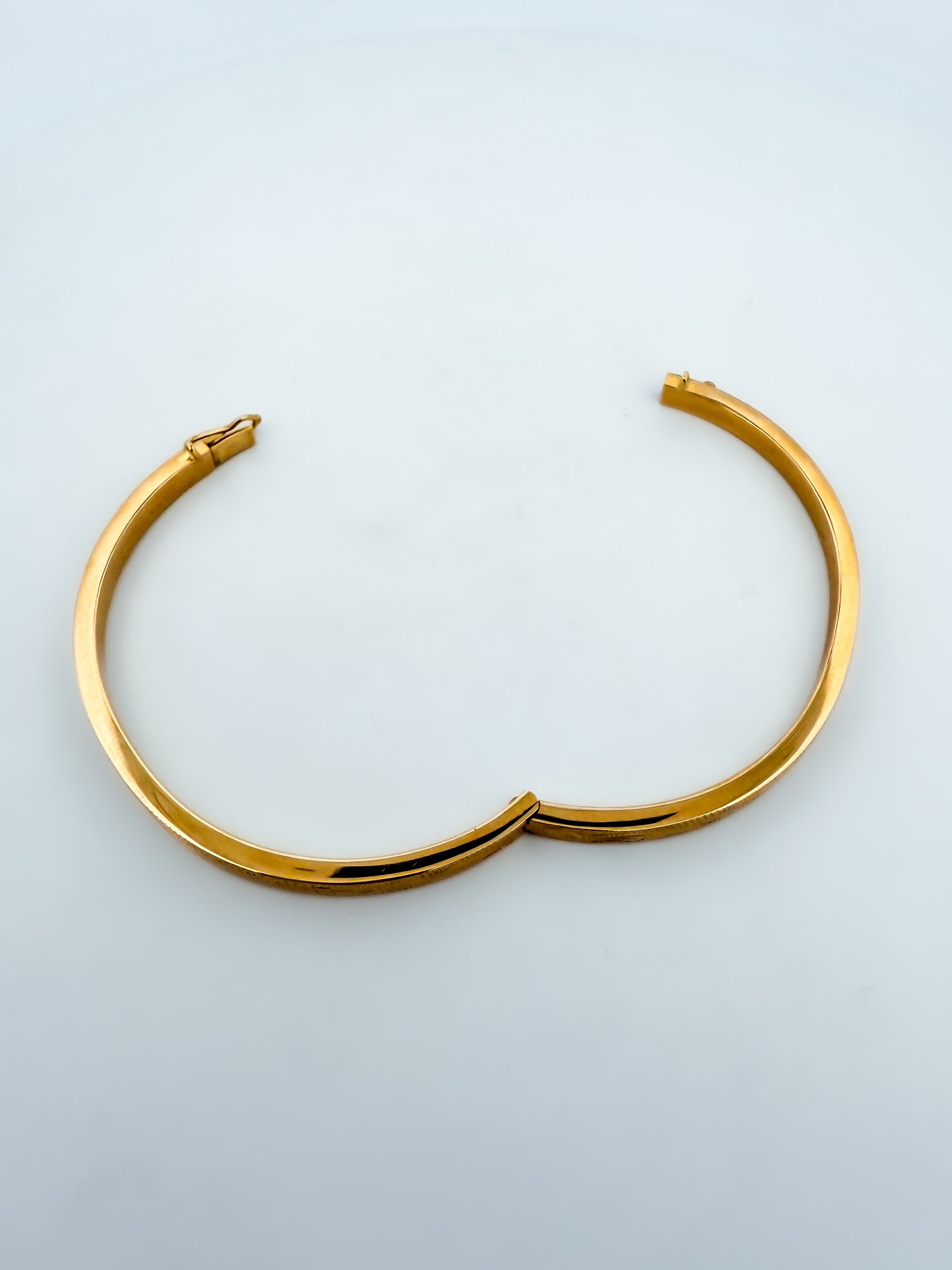 Comprar pulsera esclava de Oro amarillo de 18k con detalles grabados. Esclavas de oro al mejor precio. Joyería Ian'Or.
