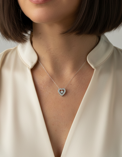 Comprar collar en oro blanco de 18kt compuesto por cadena y colgante corazón con 28 diamantes talla brillante. Joyas corazon y diamantes baratas