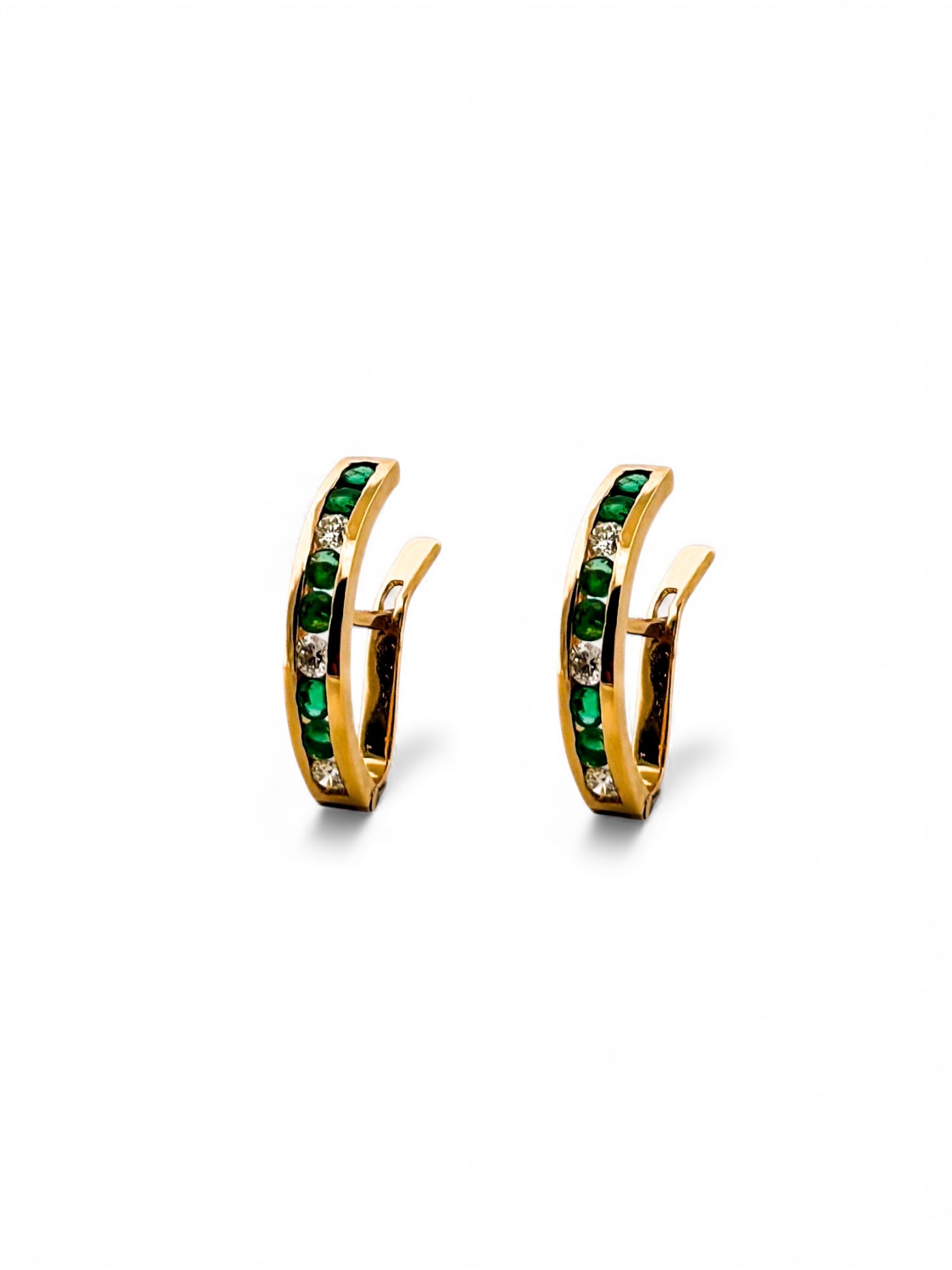 Comprar pendientes de oro amarillo de 18kt en forma de medio aro con 3 diamantes y 6 esmeraldas en cada pendiente. Cierre catalán. Joyas restauradas. Ian'Or.