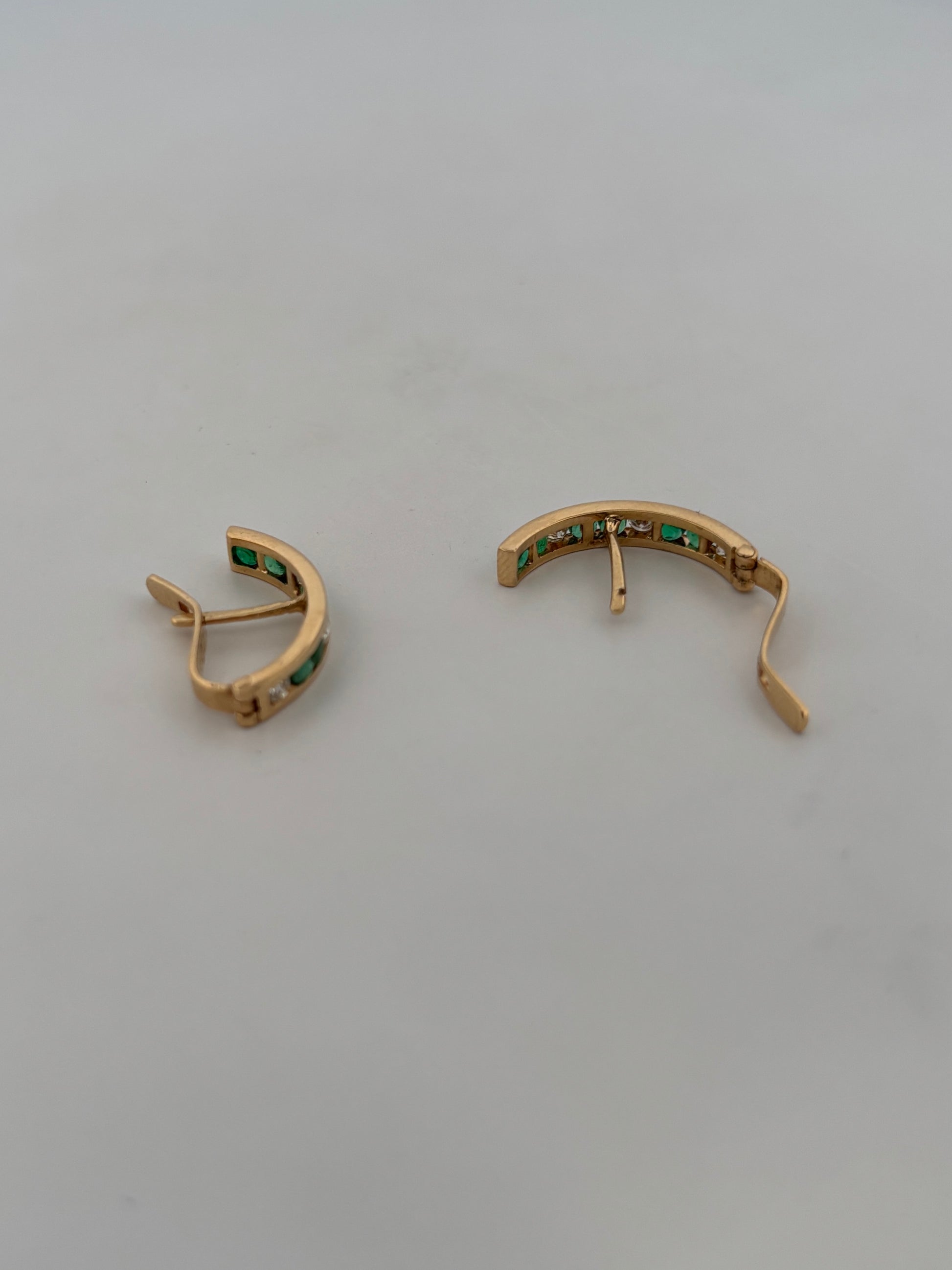 Comprar pendientes de oro amarillo de 18kt en forma de medio aro con 3 diamantes y 6 esmeraldas en cada pendiente. Cierre catalán. Joyas restauradas. Ian'Or.