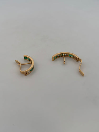 Comprar pendientes de oro amarillo de 18kt en forma de medio aro con 3 diamantes y 6 esmeraldas en cada pendiente. Cierre catalán. Joyas restauradas. Ian'Or.
