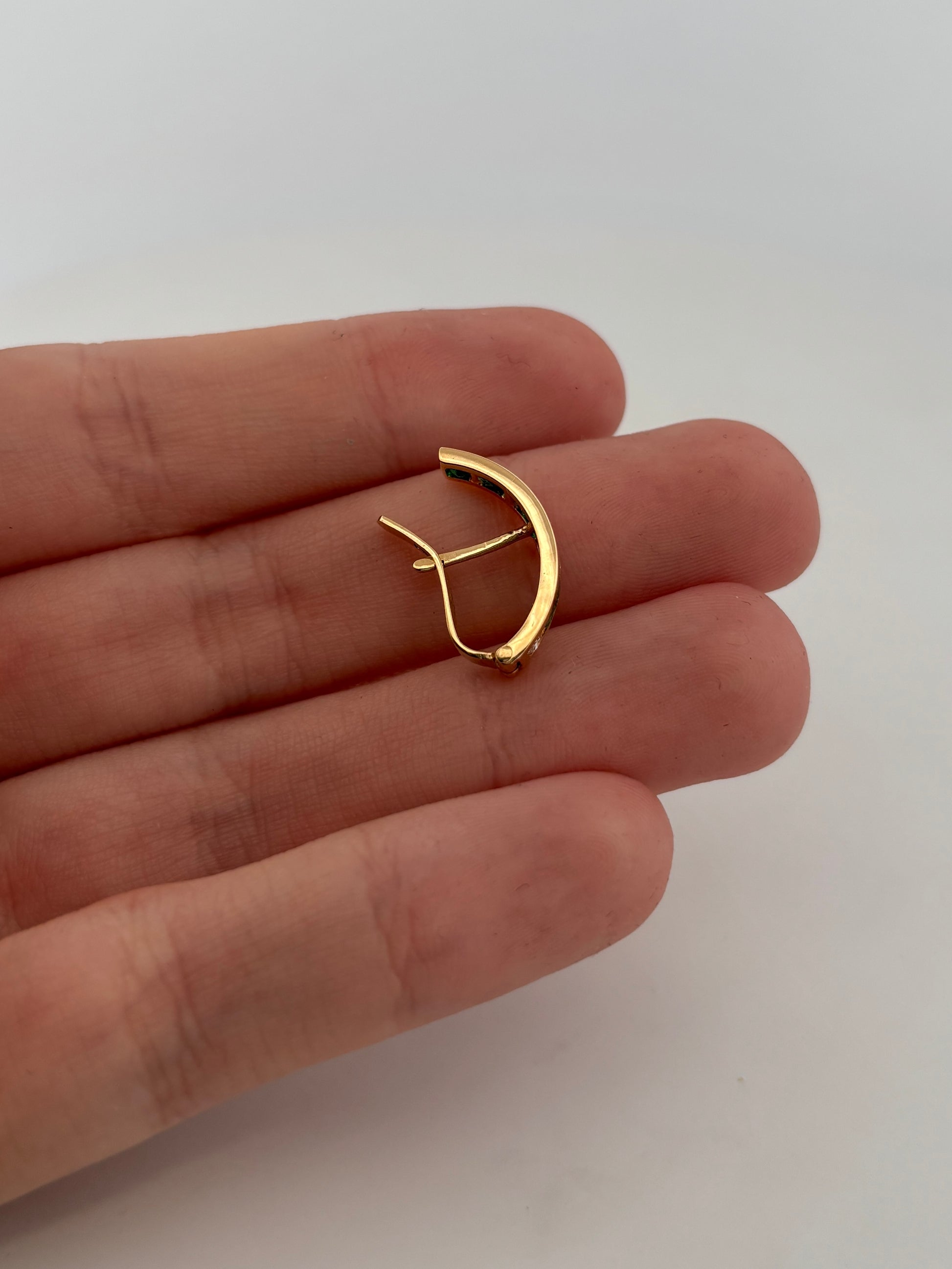 Comprar pendientes de oro amarillo de 18kt en forma de medio aro con 3 diamantes y 6 esmeraldas en cada pendiente. Cierre catalán. Joyas restauradas. Ian'Or.