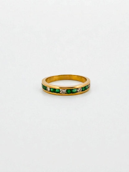 18762P - Media alianza oro amarillo 18kt con brillantes y esmeraldas