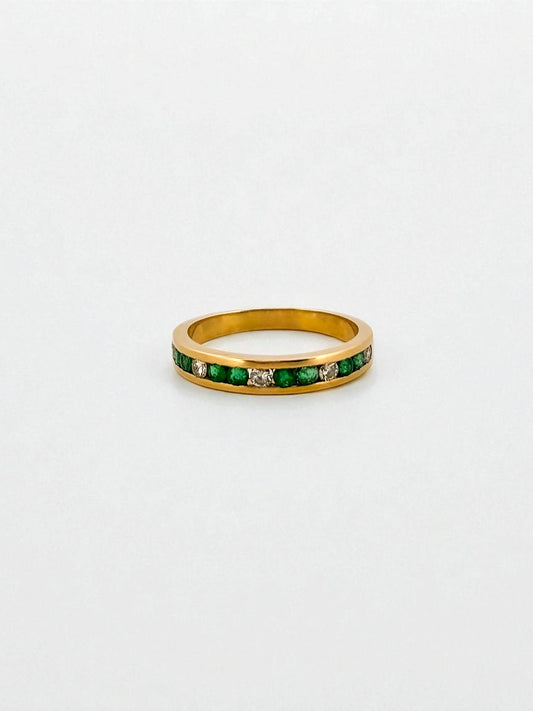 18762P - Media alianza oro amarillo 18kt con brillantes y esmeraldas