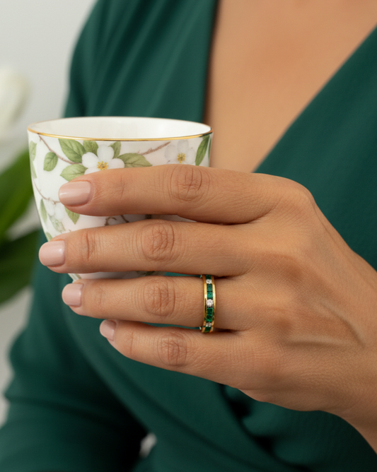 Comprar  media alianza de oro amarillo de 18kt con carril de diamantes intercalados con esmeraldas. Joyería compro oro en Barcelona. Joyas de segunda mano baratas