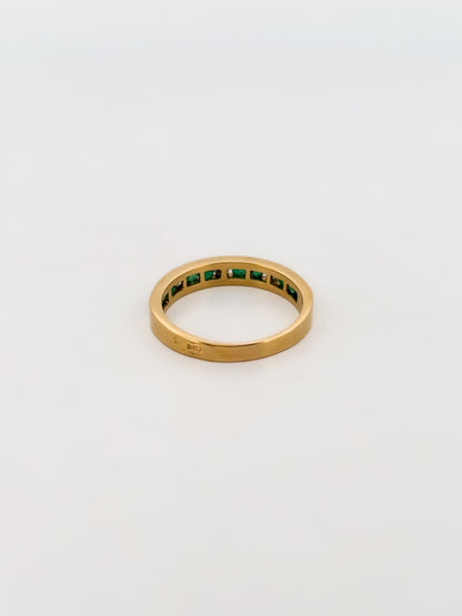 18762P - Media alianza oro amarillo 18kt con brillantes y esmeraldas