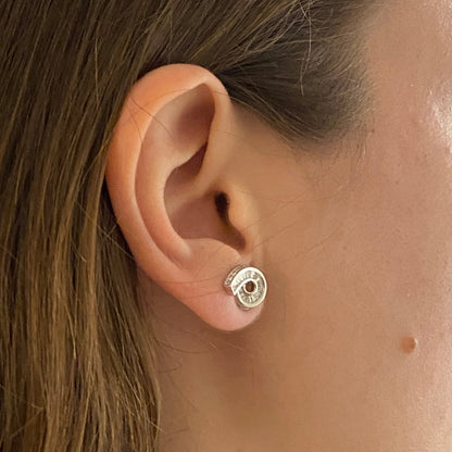 Comprar pendientes realizados en oro blanco de 18kt y diamantes calibrados hechos a medida para encajar con el pendiente. Pendientes con cierre a presión.