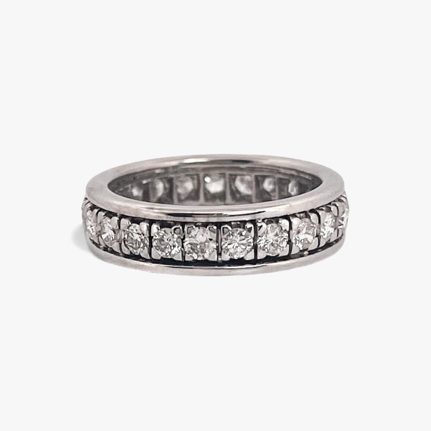 Comprar alianza completa de oro blanco de 18kt con carril de brillantes. Alianzas de diamantes al mejor precio de oro 18k.
