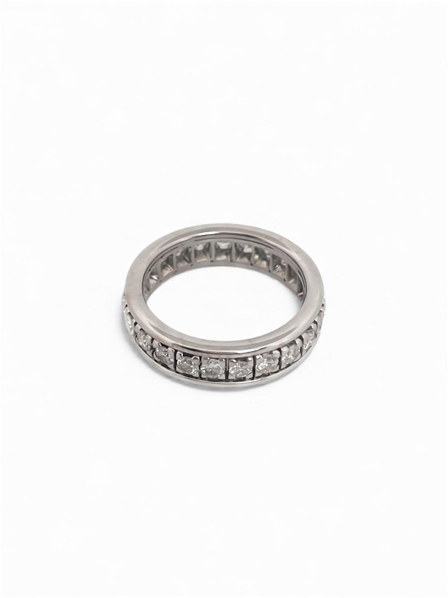 Comprar alianza completa de oro blanco de 18kt con carril de brillantes. Alianzas de diamantes al mejor precio de oro 18k.