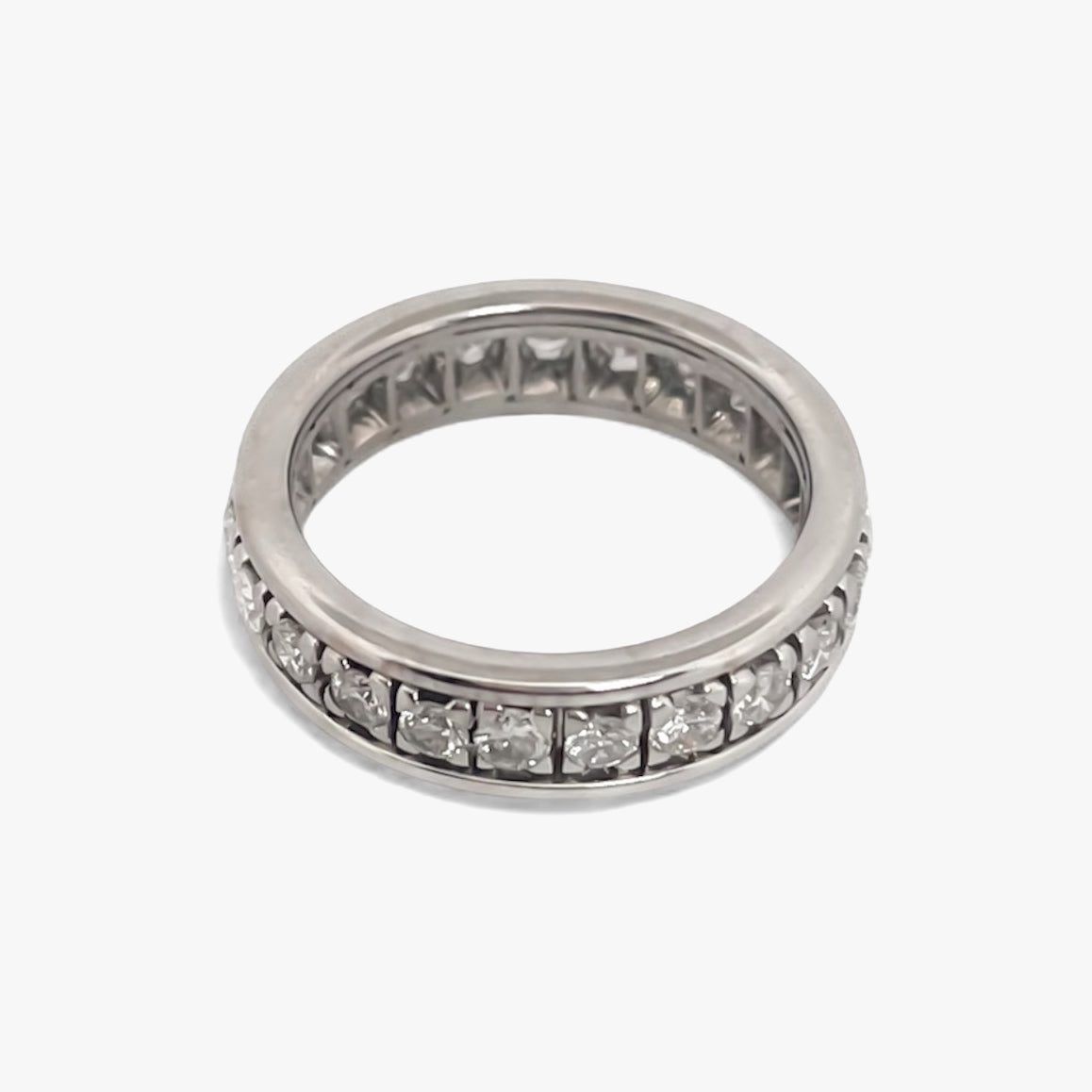 Comprar alianza completa de oro blanco de 18kt con carril de brillantes. Alianzas de diamantes al mejor precio de oro 18k.