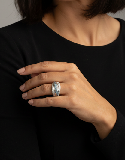 Comprar anillo de tres carriles realizado en oro blanco de 18kt , diamantes talla brillante y topacios. Dos carriles llevan diamantes platas y el del medio topacios