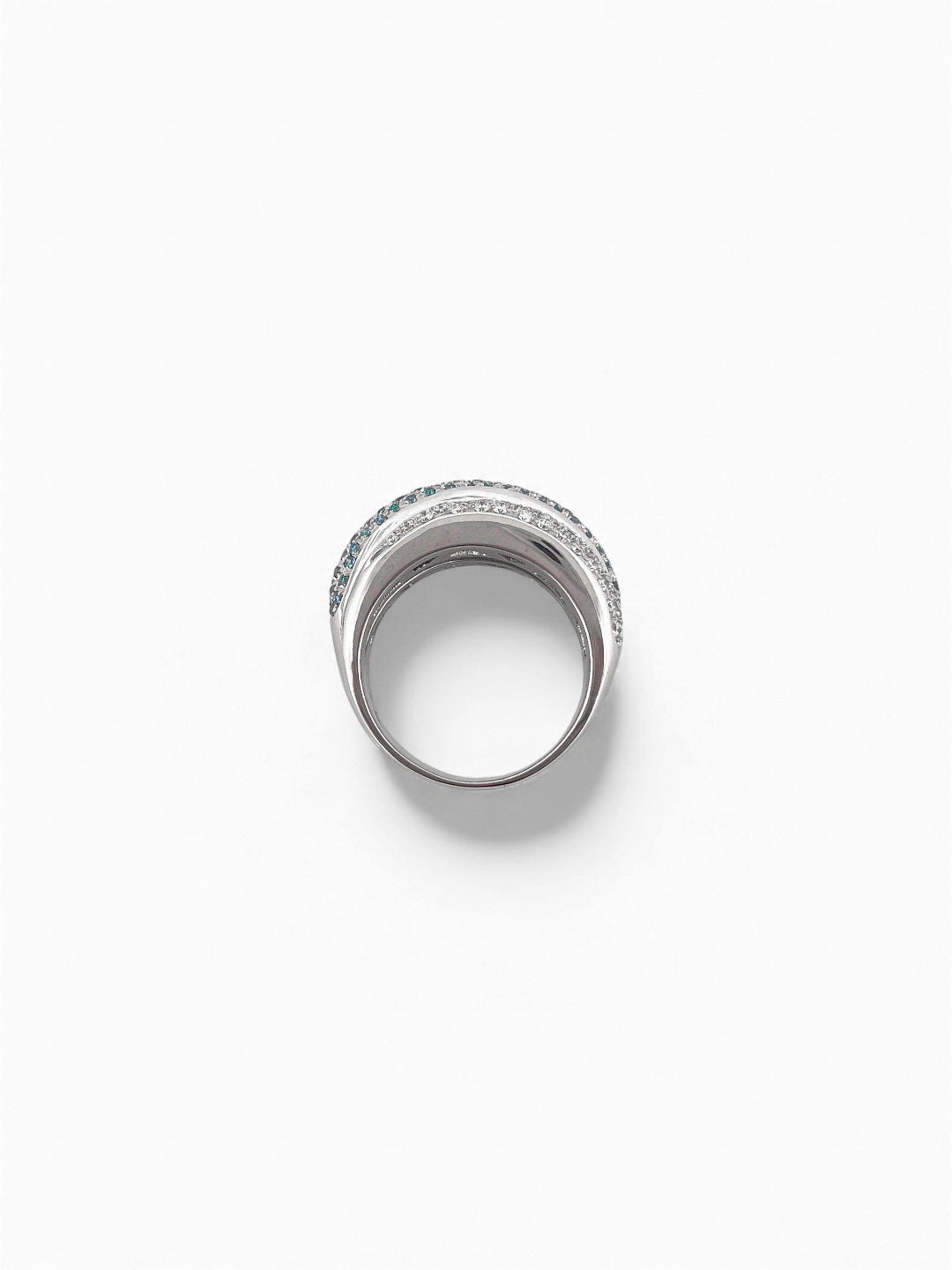 Comprar anillo de tres carriles realizado en oro blanco de 18kt , diamantes talla brillante y topacios. Dos carriles llevan diamantes platas y el del medio topacios