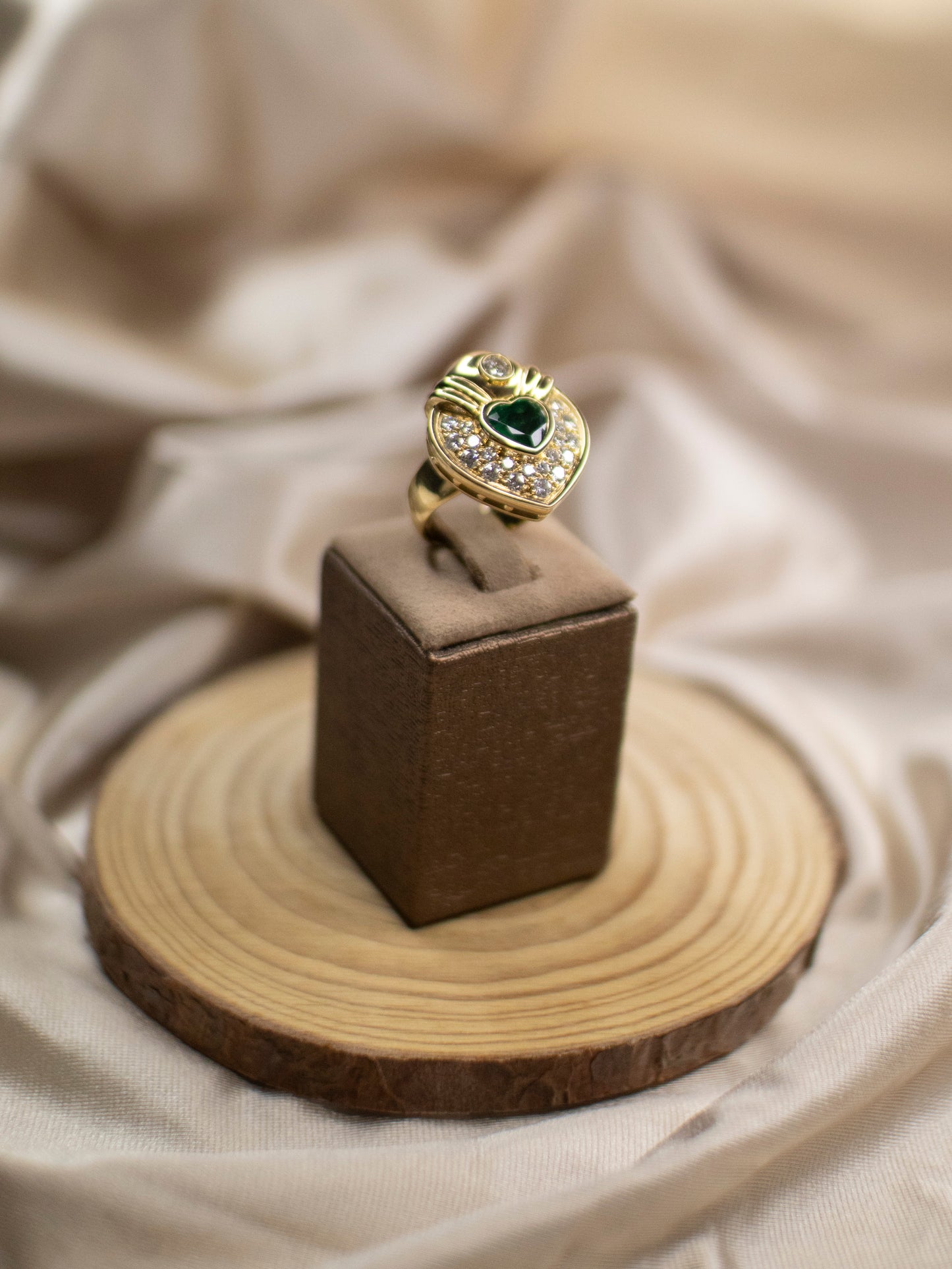 15556GM - Sortija oro amarillo 18kt con esmeralda corazón y diamantes